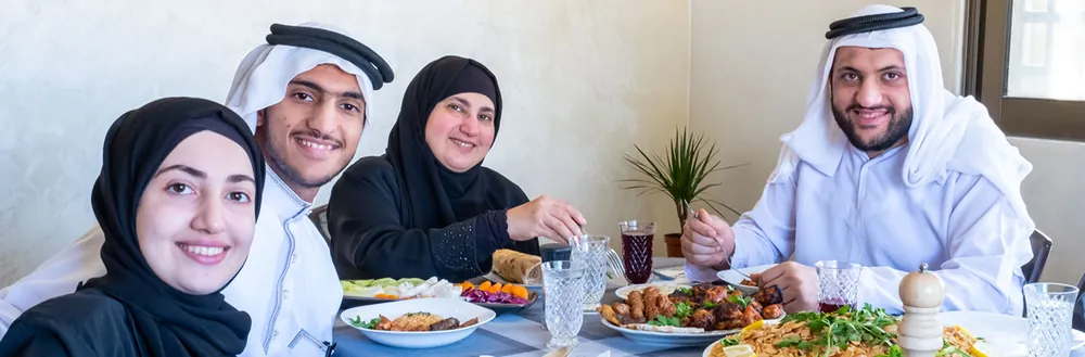 عائلة سعودية تتناول الطعام في مطعم يستخدم برنامج أكسو ون لنقاط البيع
