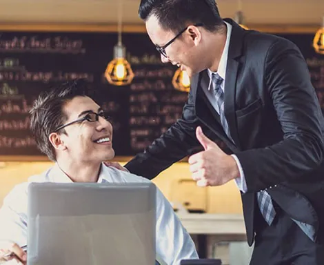 أفضل فريق دعم فني للبرامج يساعد عميلاً في الرياض